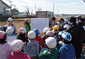 図４　山出トレンチでは、一般公開のほか、白旗小学校３～６年生が断層見学授業を行いました。