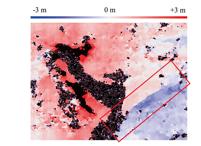 図3　Pi-SAR2 観測画像上で検出された飛行方向の変位。赤い( 青い) 部分は右( 左) 方向の変位を示している。枠で囲った部分において、Pi-SAR2 画像上の顕著な変位が検出されている。なお、± 3 m の変位のみ色付けし、その他は正しく検出できていないと見なし黒く塗りつぶしている。